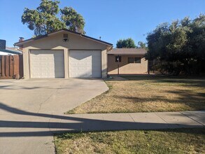 3161 W Swift Ave in Fresno, CA - Building Photo - Building Photo