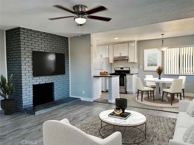 17132 Emerald Ln, Unit D in Huntington Beach, CA - Building Photo - Building Photo