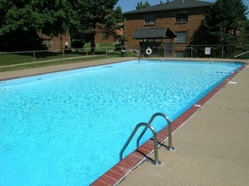 Meadowbrook Apartments and Townhomes in St. Louis, MO - Building Photo