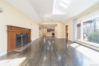 143 Round Hill Rd in Roslyn Heights, NY - Building Photo - Building Photo