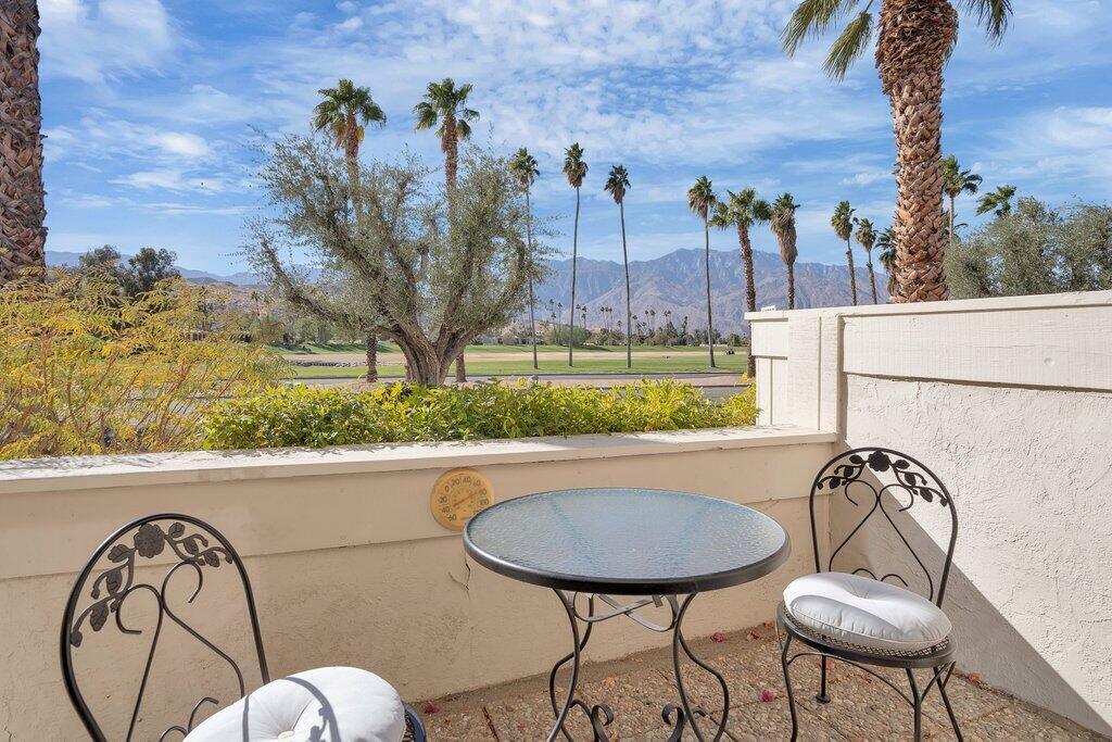 2010 Lawrence Crossley Rd in Palm Springs, CA - Building Photo