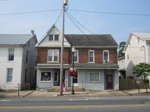 250 W Main St in Waynesboro, PA - Building Photo - Building Photo