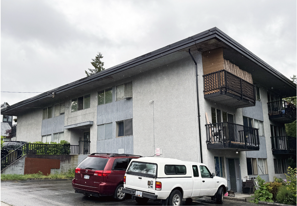 201 Laval St in Coquitlam, BC - Building Photo