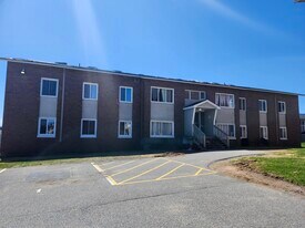 7 Roxbury Dr in Saint John, NB - Building Photo