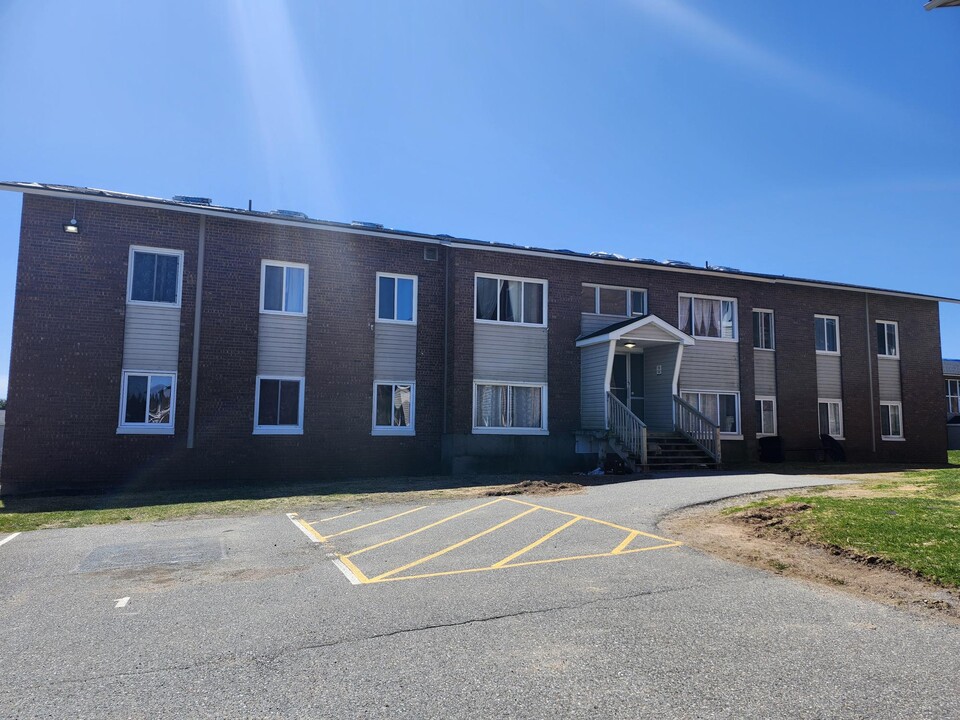 7 Roxbury Dr in Saint John, NB - Building Photo