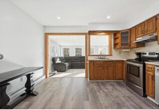 98 Widmer Rd in Wappingers Falls, NY - Foto de edificio - Building Photo