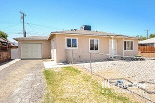 1126 W Ovington St in Lancaster, CA - Building Photo