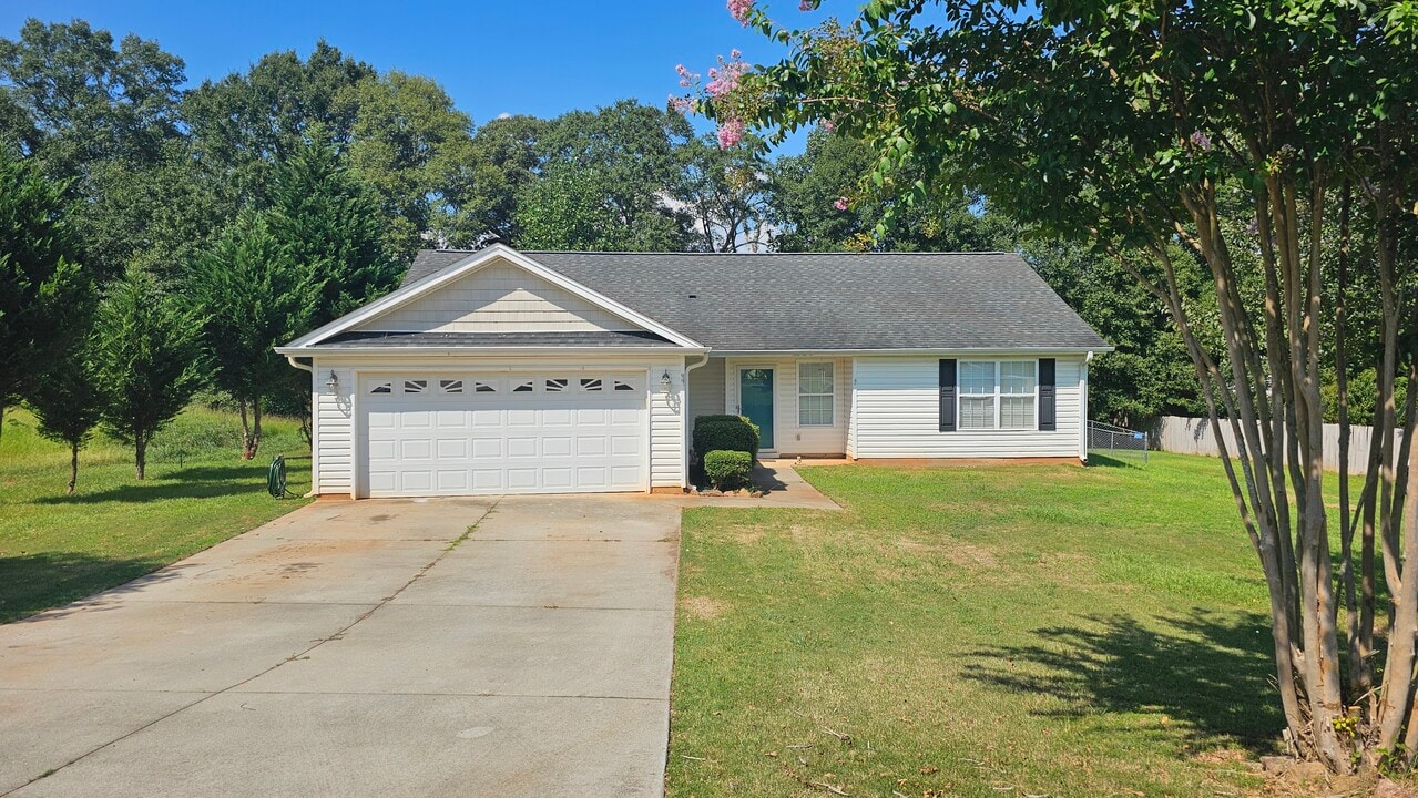 203 Turkey Trot Rd in Williamston, SC - Foto de edificio