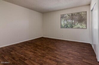 3810 N Maryvale Pkwy in Phoenix, AZ - Foto de edificio - Building Photo