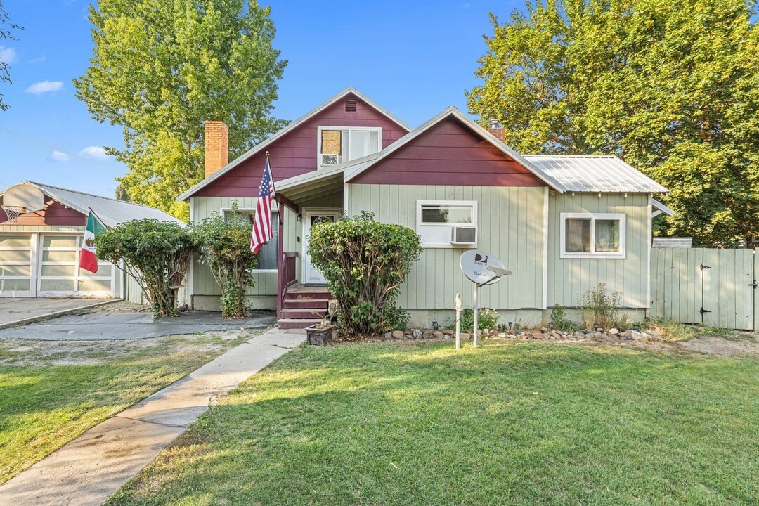 206 W Jenkins Ave in Chewelah, WA - Building Photo