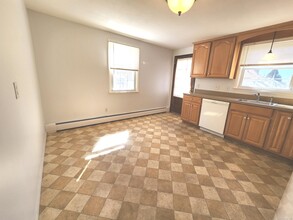 74 Lyness St in Manchester, CT - Foto de edificio - Building Photo