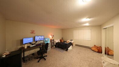 111 NW Columbia Dr in Oak Harbor, WA - Foto de edificio - Building Photo