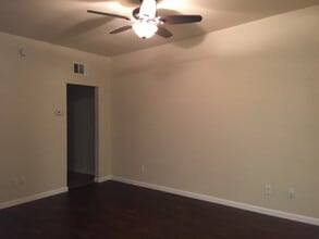 School Property in Porterville, CA - Foto de edificio - Interior Photo