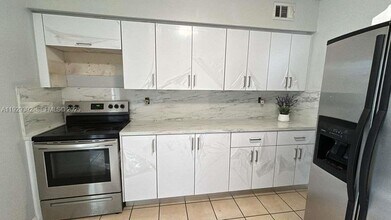 9463 SW 174th St in Palmetto Bay, FL - Building Photo - Building Photo