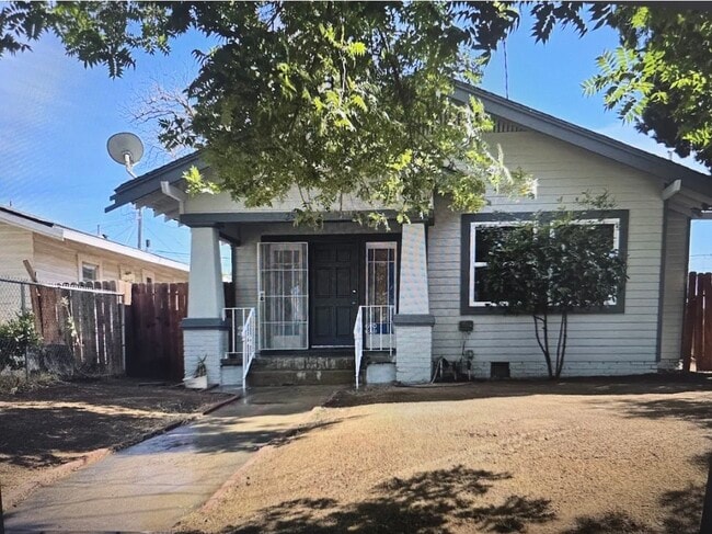 property at 2516 E Clay Ave