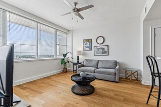 925 Common St in New Orleans, LA - Building Photo - Building Photo