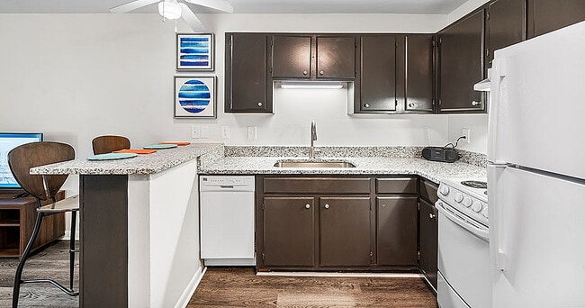Wilmington Commons Apartments in Wilmington, NC - Building Photo - Building Photo