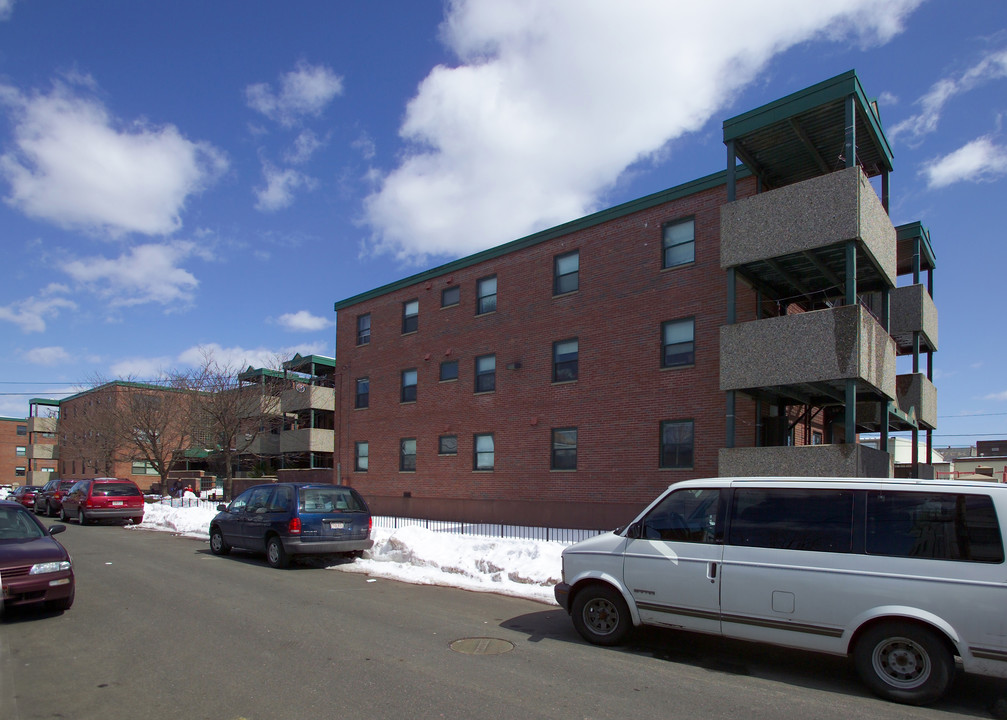 36-38 N Summer St in Holyoke, MA - Foto de edificio