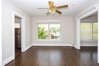 903 Oakhurst St photo'