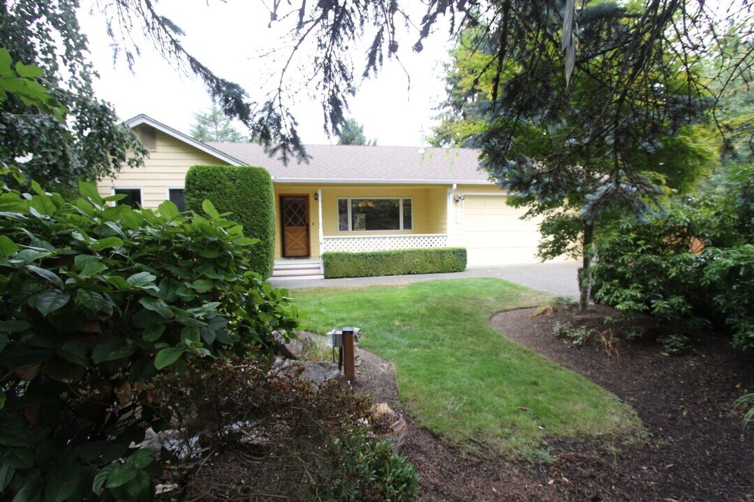 4155 West Lake Sammamish Pkwy NE in Redmond, WA - Building Photo