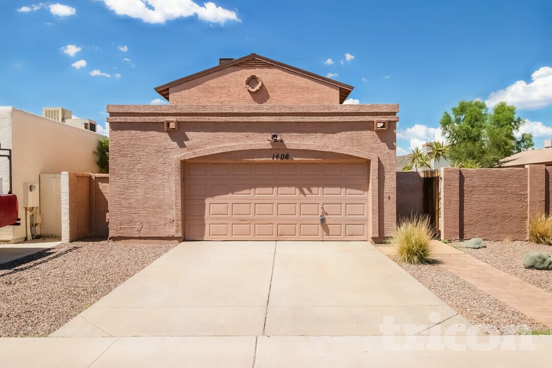 1406 E Kerry Ln in Phoenix, AZ - Building Photo