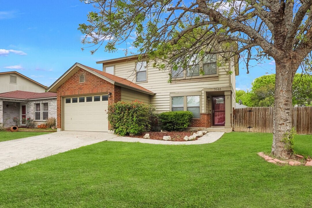 7646 Rimhurst in San Antonio, TX - Building Photo