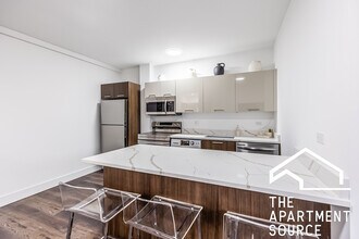 1553 W Hollywood Ave, Unit A in Chicago, IL - Foto de edificio - Building Photo