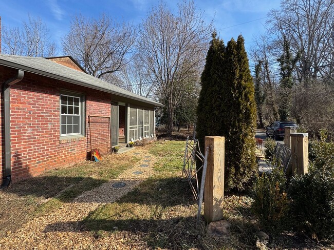 107 Gibbs St in Swannanoa, NC - Foto de edificio - Building Photo