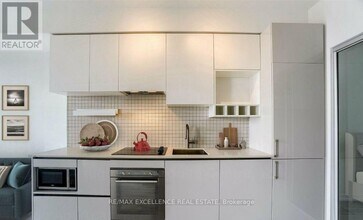 950-6950 Portage Pkwy in Vaughan, ON - Building Photo - Building Photo