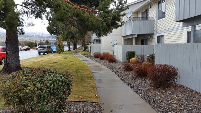 1527 Delucchi Ln in Reno, NV - Building Photo - Building Photo