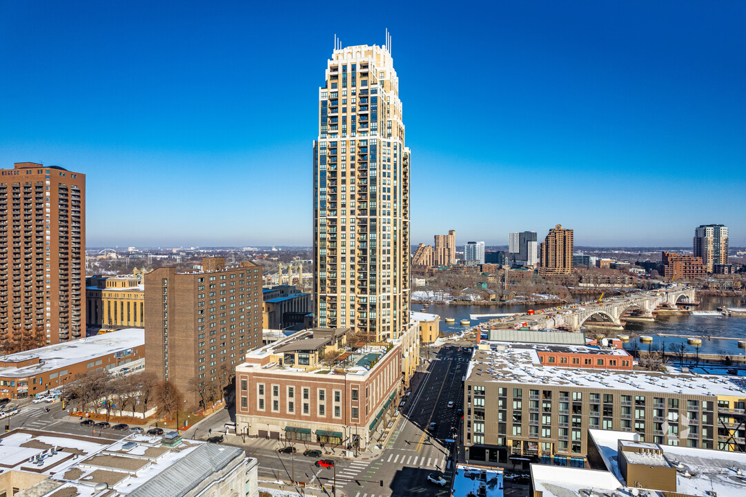 The Carlyle in Minneapolis, MN - Building Photo