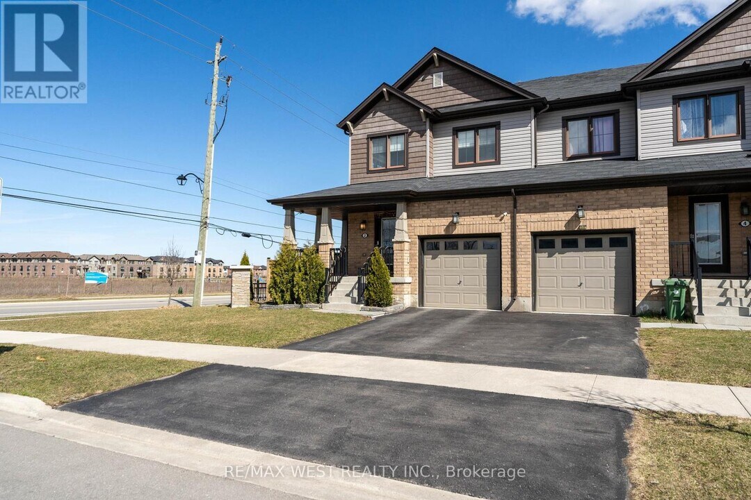 2 Scarletwood St in Hamilton, ON - Building Photo