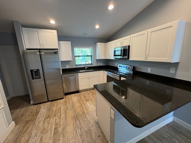 1677 Lizette St SE in Palm Bay, FL - Foto de edificio - Building Photo