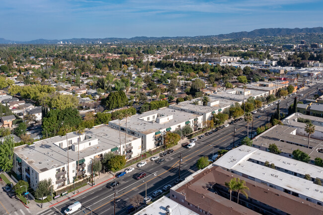 TARZANA 6170 in Reseda, CA - Building Photo - Building Photo