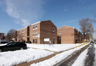Center Post Village in Philadelphia, PA - Foto de edificio - Building Photo