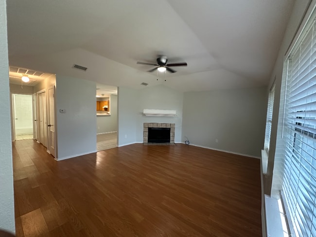 319 Shea St in Garland, TX - Foto de edificio - Building Photo