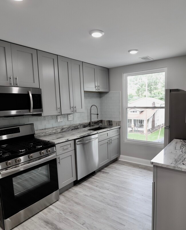 507 E Mulberry St, Unit 3 in Bloomington, IL - Building Photo - Building Photo
