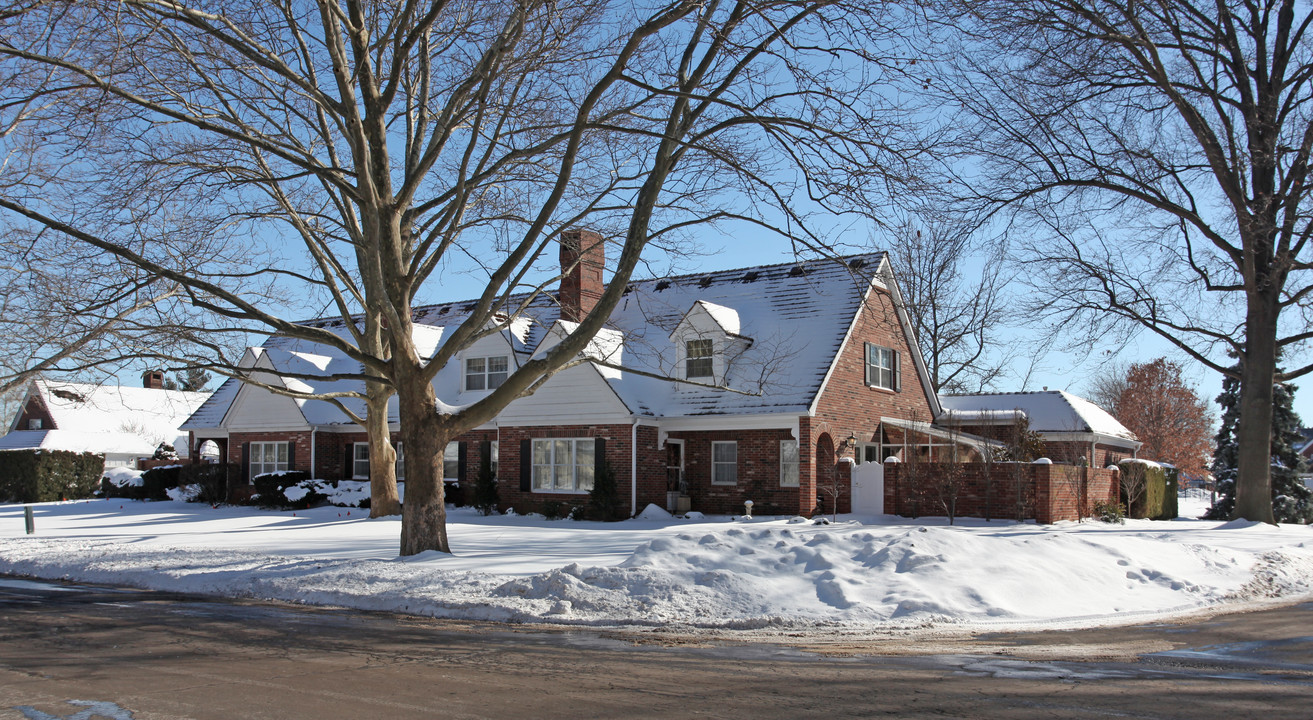 Corinth Downs Compton Court in Prairie Village, KS - Building Photo