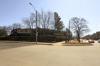 1-99 Spire Hillway in Toronto, ON - Building Photo - Building Photo