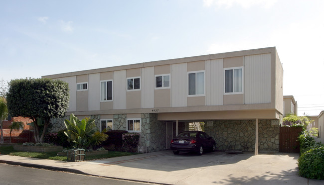 Mentone Street Apartments in San Diego, CA - Foto de edificio - Building Photo