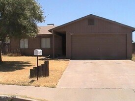 3329 E Gelding Dr in Phoenix, AZ - Building Photo