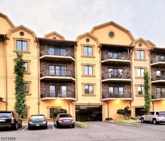 10 Lower Notch Rd in Woodland Park, NJ - Building Photo