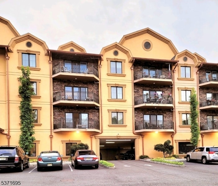 10 Lower Notch Rd in Woodland Park, NJ - Building Photo