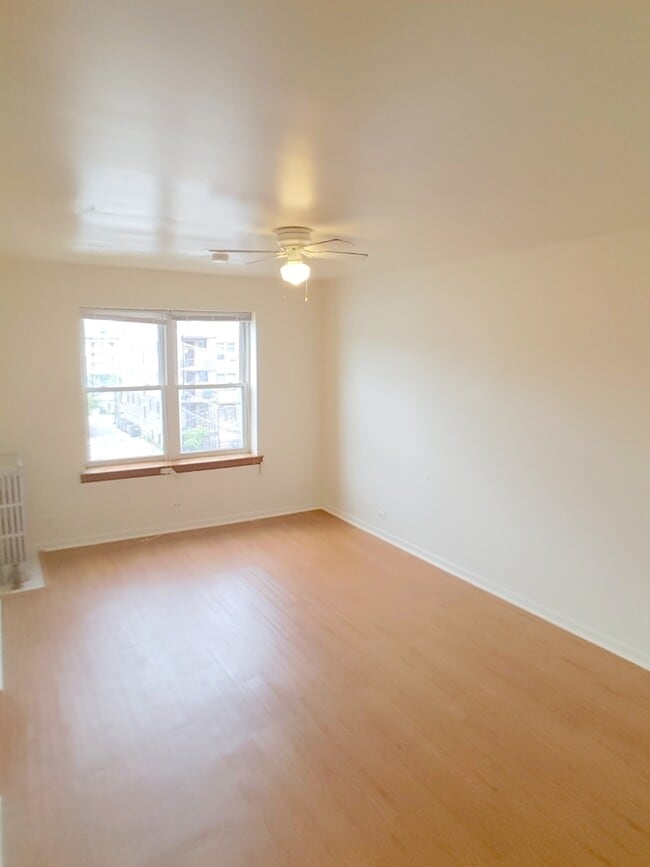 4031 N Kenmore Ave, Unit 412 in Chicago, IL - Building Photo - Building Photo