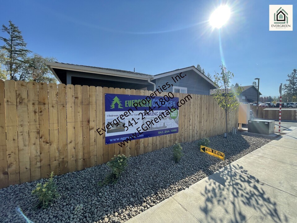 1841 Hubbard Ln in Grants Pass, OR - Building Photo