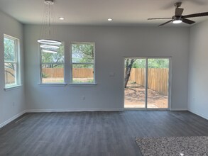 1201 Willow St in Jourdanton, TX - Foto de edificio - Building Photo