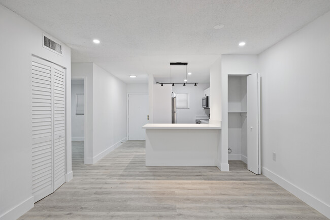 5525 SW 41 St in Pembroke Park, FL - Foto de edificio - Interior Photo