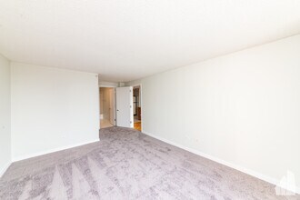 545 N Dearborn St, Unit 1611 in Chicago, IL - Building Photo - Building Photo