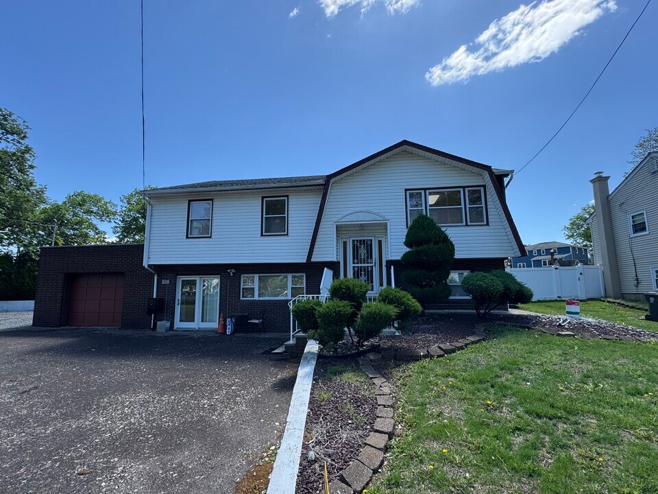 236 Broadway in Clark, NJ - Building Photo