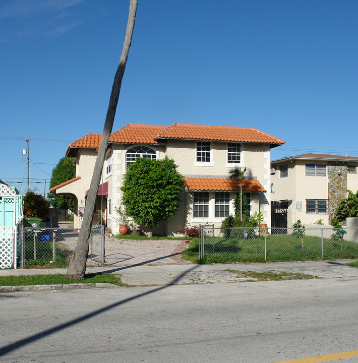 5946 NE 4th Ct in Miami, FL - Foto de edificio